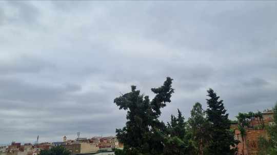 توقعات الطقس ليوم السبت… برودة بالأطلس وأمطار خفيفة بالسواحل