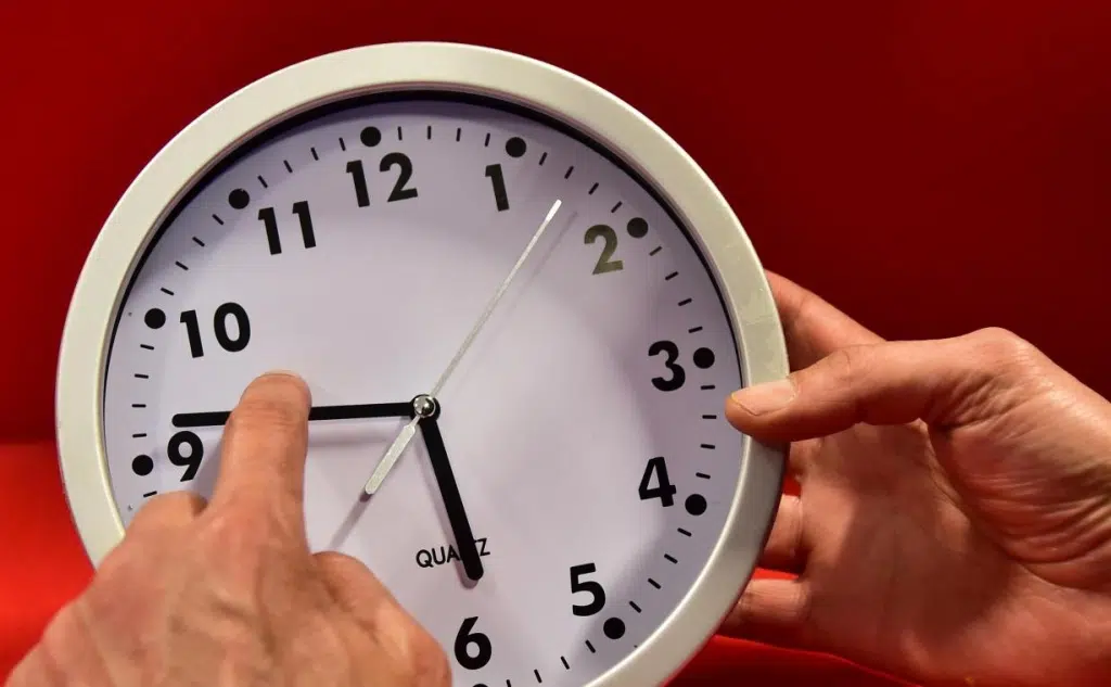 دراسة: 70% من المغاربة يرفضون التوقيت الإضافي