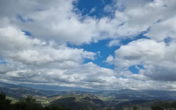 طقس غير مستقر وزخات متفرقة اليوم الأربعاء