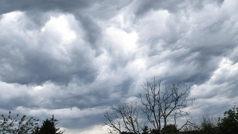 طقس الجمعة: أجواء متقلبة بين السحب والرياح