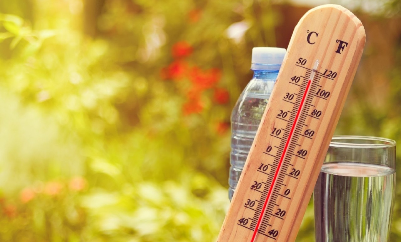 طقس السبت: أجواء حارة نسبياً وأمطار متفرقة