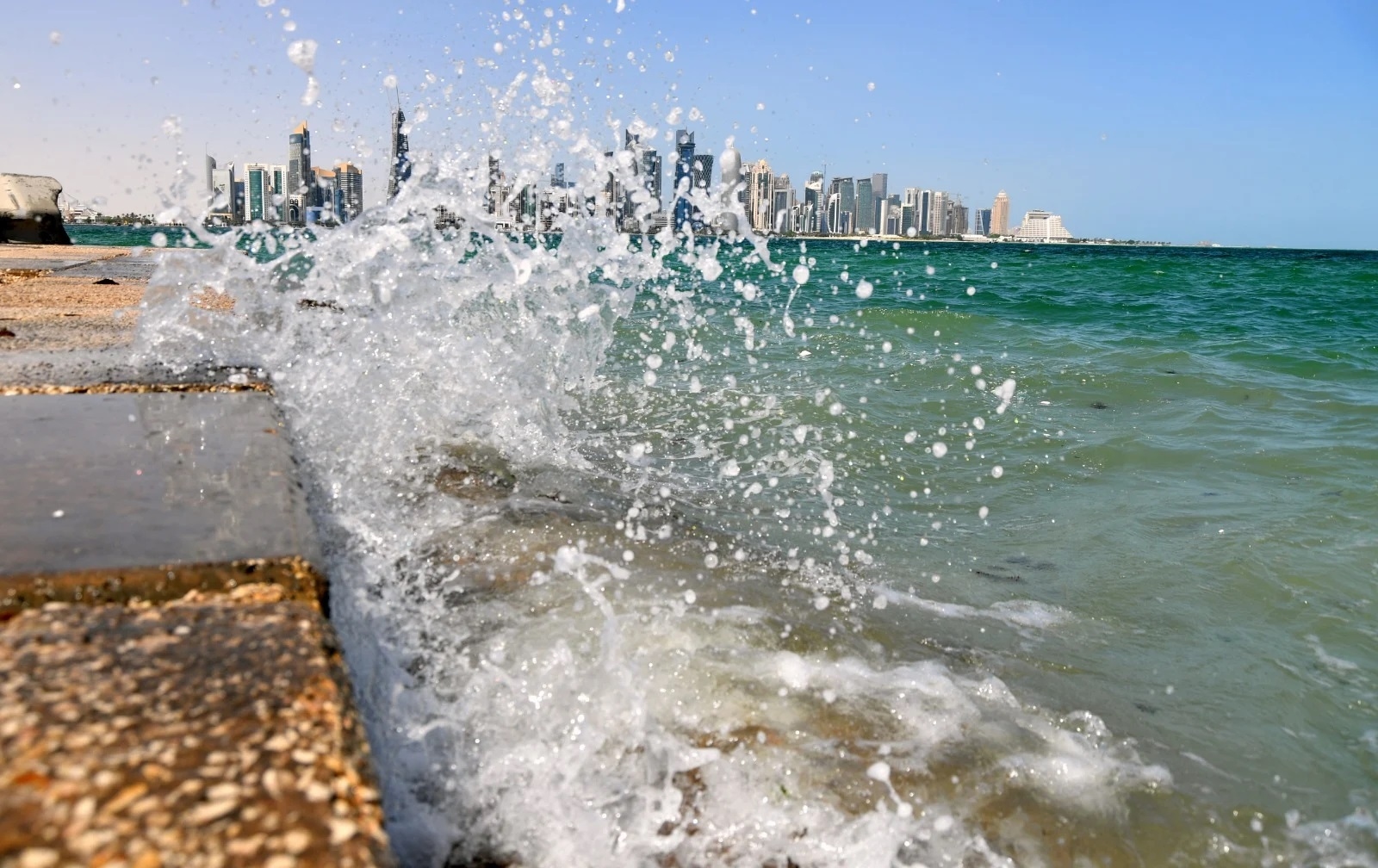 طقس حار مع رياح قوية اليوم الثلاثاء