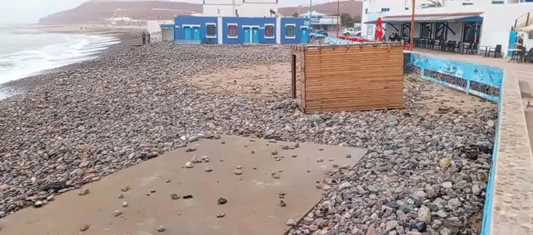 أمواج عاتية تقذف الحجارة إلى اليابسة في سيدي إفني وتخلّف أضرارًا مادية