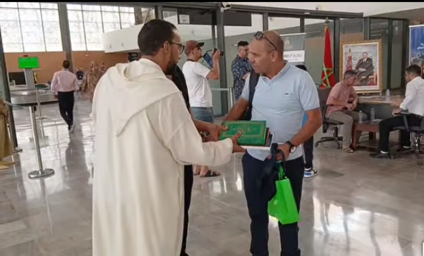 بمطار كلميم…مبادرة دينية لاستقبال الجالية المغربية وتوزيع مئات نسخ “المصحف المحمدي”