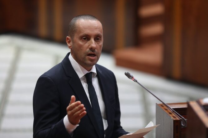 وزير الصحة يطمئن الصيادلة بشأن إصلاح القطاع الدوائي 