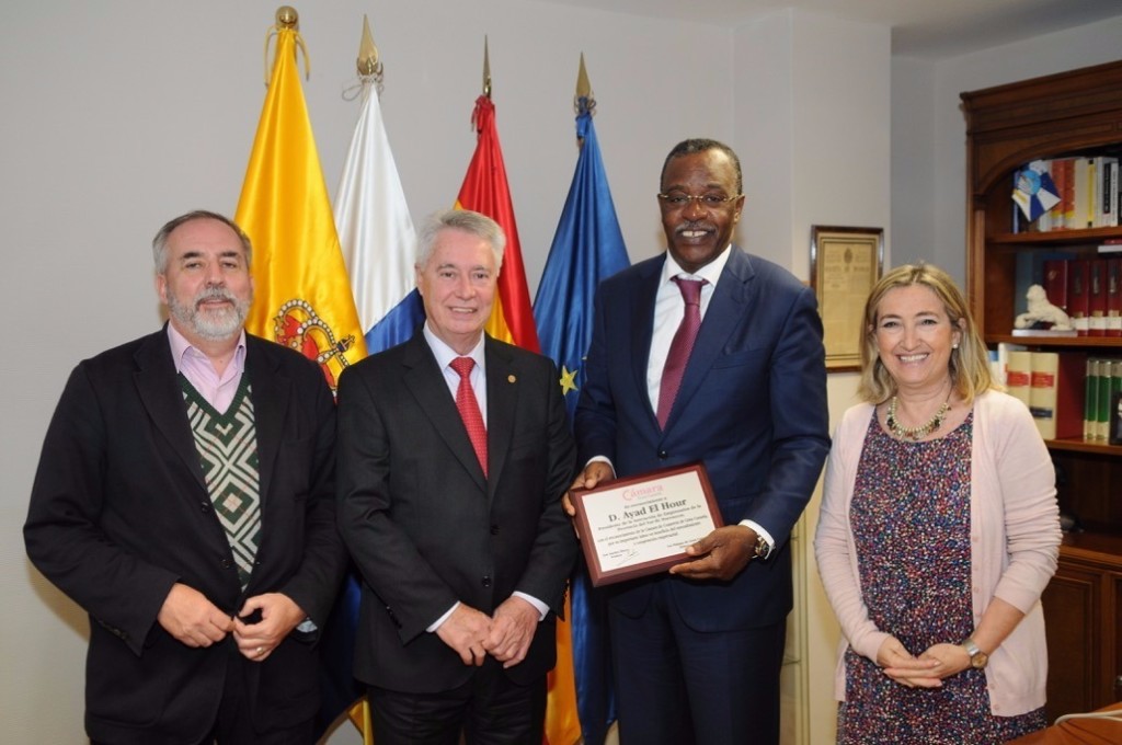 غرفة التجارة والصناعة والملاحة التجارية بجزر الكناري تكرم عياد الحر رئيس اتحاد المقاولين بالجنوب.