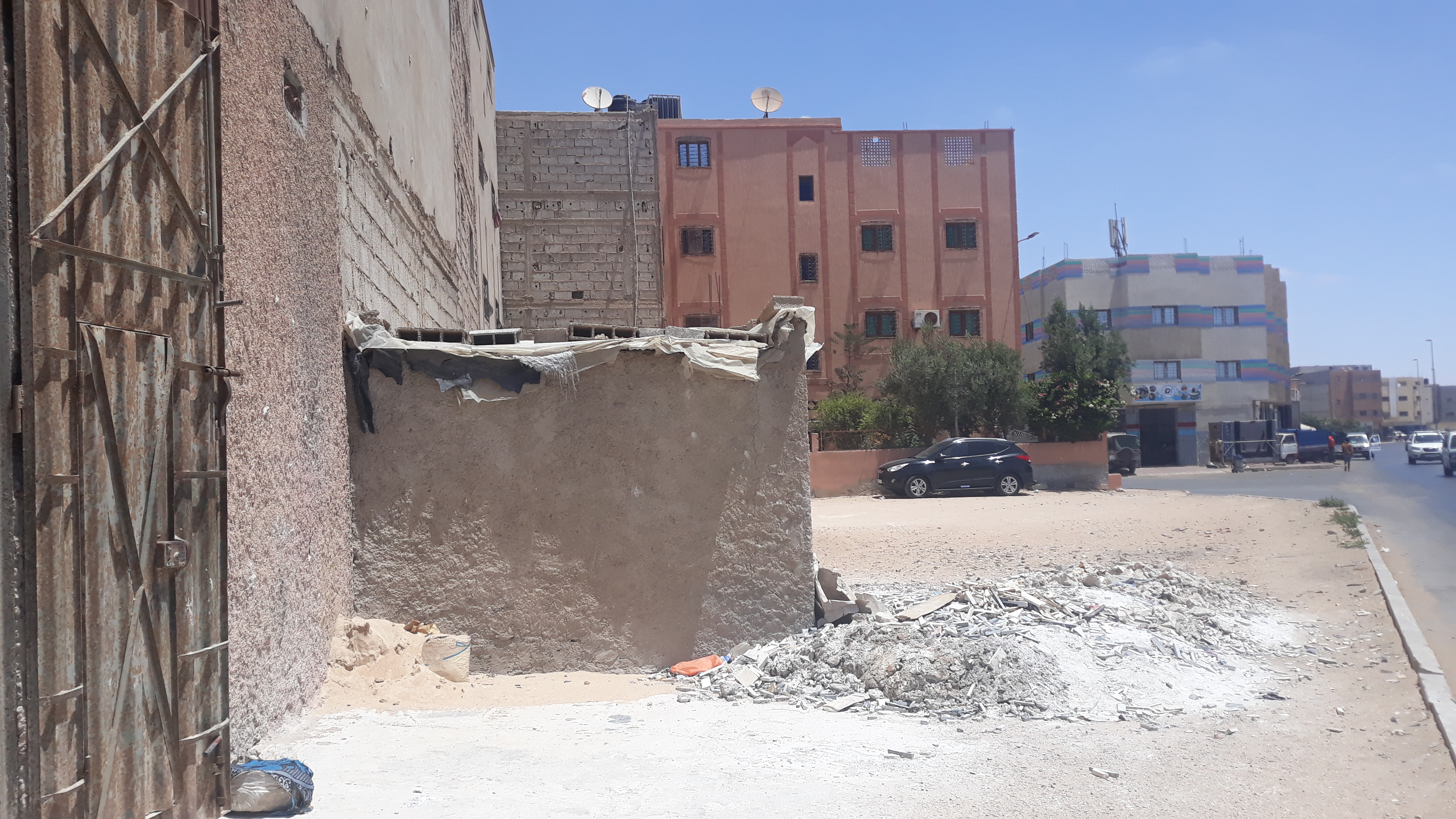 البناء العشوائي المشيد امام الواجهة الخلفية لملكية المواطن "الحسين البيروكي"