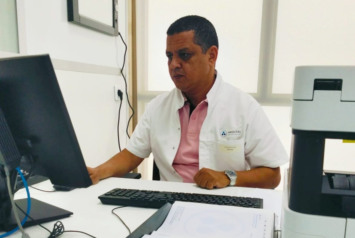 الدكتور الرشيد عصاب…كفاءة طبية مغربية بارزة في تشخيص وعلاج السرطان