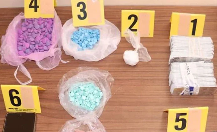 العيون…توقيف مروج مخدرات بحوزته آلاف الأقراص المهلوسة وكميات ضخمة من الشيرا