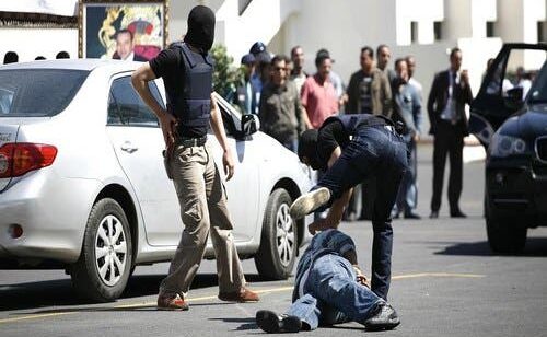 الدار البيضاء: مفتش شرطة يستعمل سلاحه الوظيفي لتوقيف شخص عرض سلامة والدته ومواطنين لاعتداء بواسطة السلاح الأبيض