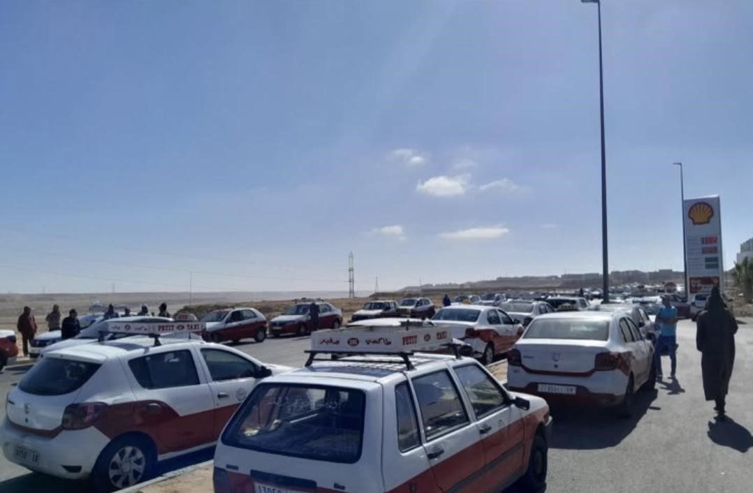 العيون.. سائقو سيارات الأجرة يجددون احتجاجاتهم للمطالبة بتسوية ملفاتهم المهنية