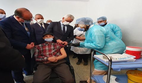إقليم ميدلت..آيت الطالب يقوم بزيارةمركزين للتلقيح ضد كوفيد-19 ب