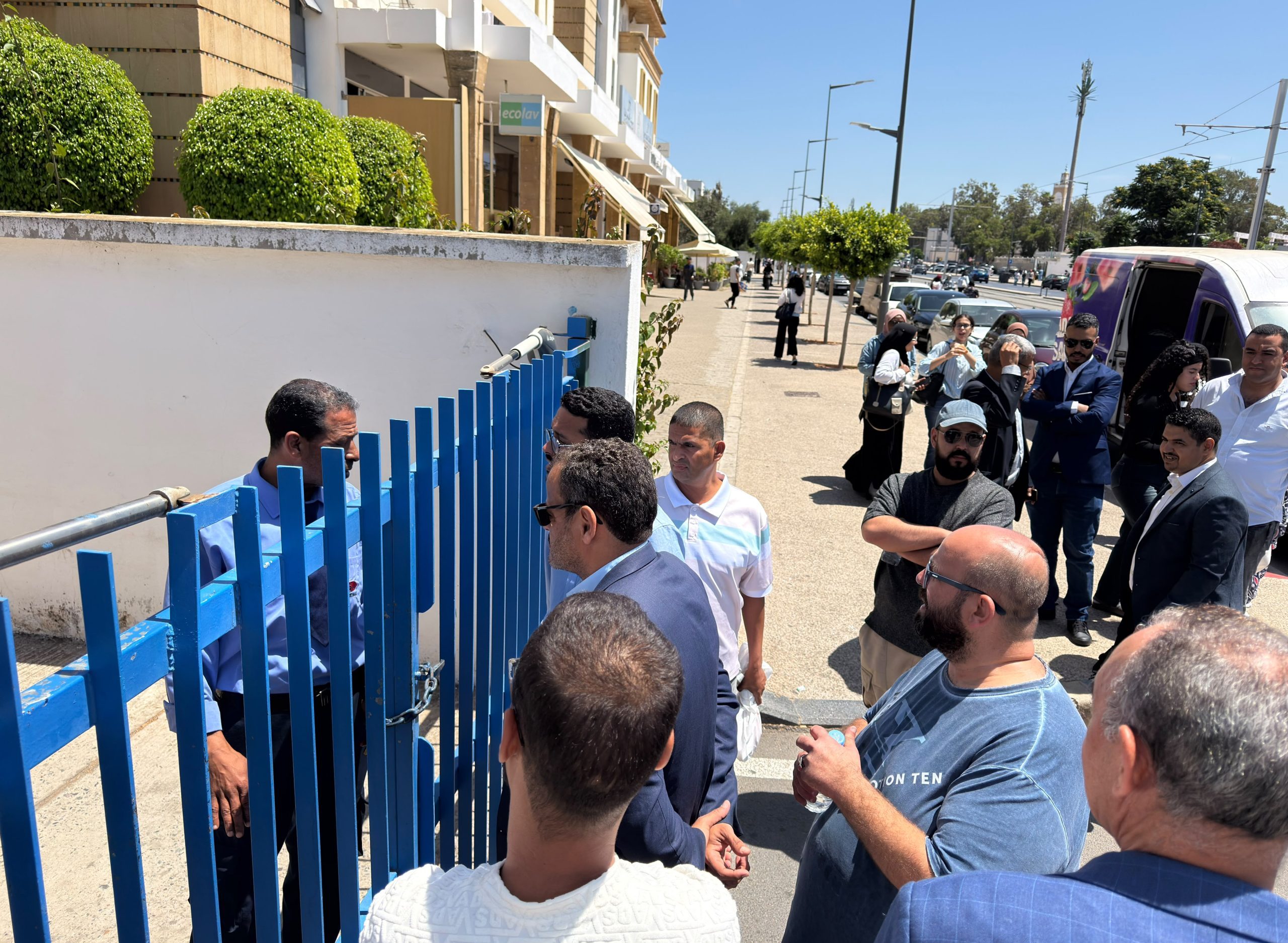 صحافة العيون … تصعّد ضد وزارة بنسعيد وتستنجد بالملك لإنقاذها من الإفلاس