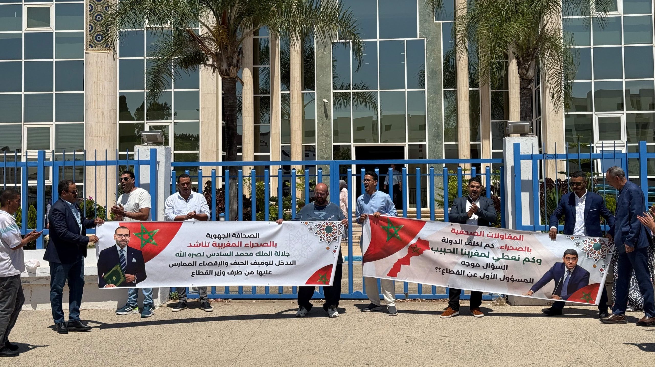 صحافة العيون … تصعّد ضد وزارة بنسعيد وتستنجد بالملك لإنقاذها من الإفلاس