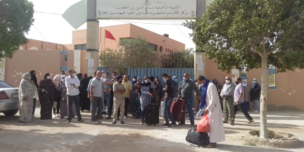 احتجاج أولياء أمور طلبة مركز الاقسام التحضيرية بالعيون