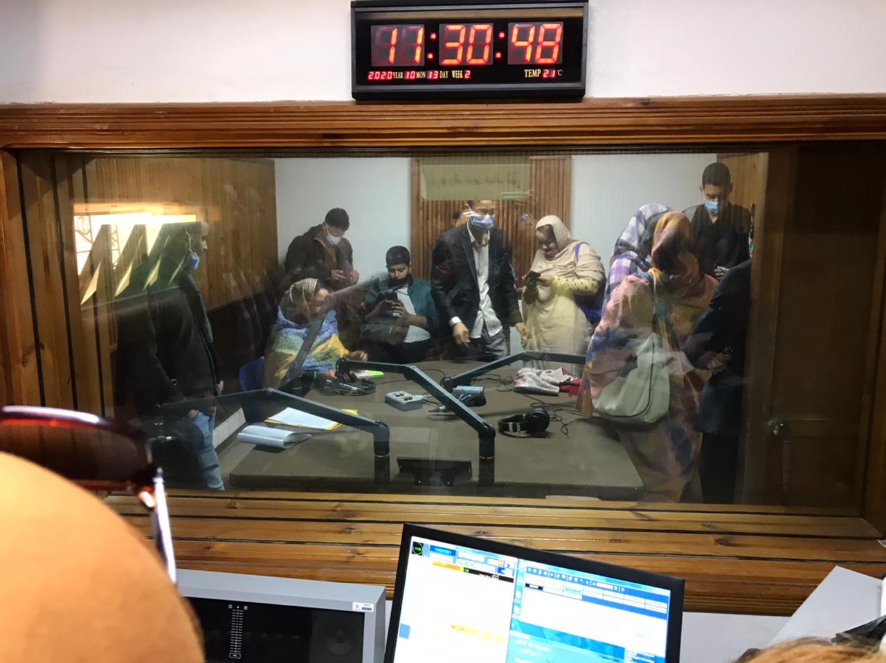 العيون..زيارة طلبة معهد “IPSA” لإذاعة العيون الجهوية بمناسبة اليوم العالمي للاداعة