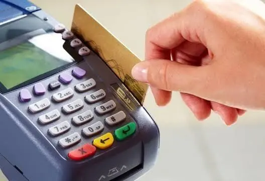 التجار يرحبون بخفض رسوم الأداء الإلكتروني