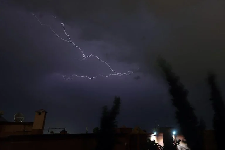 نشرة إنذارية… زخات رعدية وموجة حر