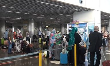 109 مواطنا مغربيا من العالقين بجزر الكاناري يصلون إلى مطار الحسن الأول بالعيون