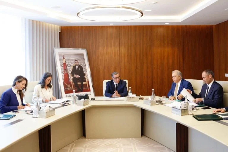 الحكومة تمدد دعم مهنيي النقل لمواجهة ارتفاع أسعار المحروقات