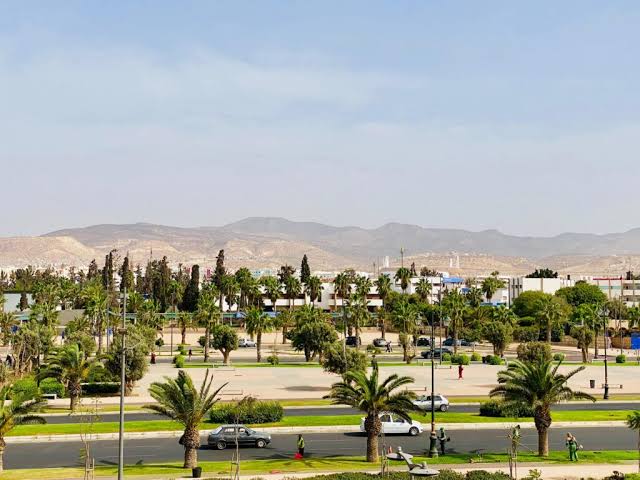 طقس حار وزخات رعدية اليوم السبت