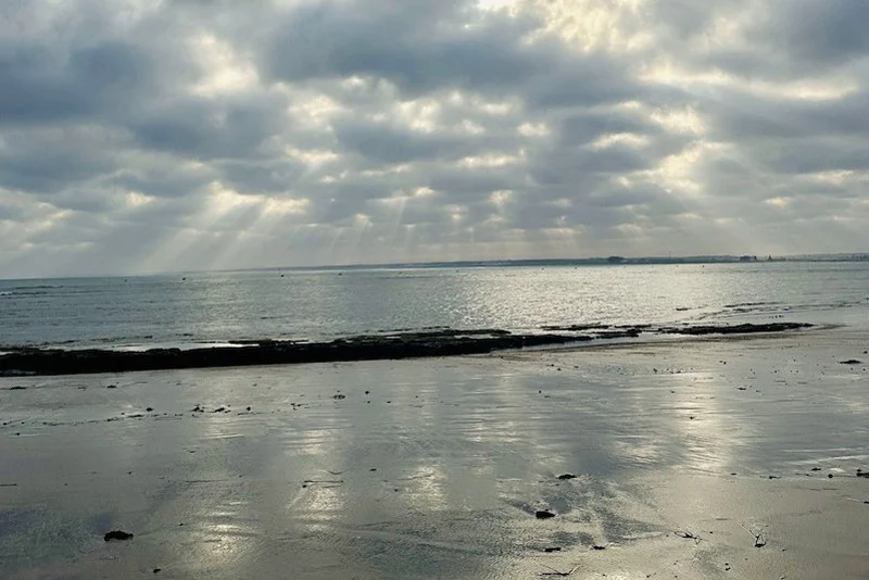 طقس الجمعة: أجواء حارة نسبياً وزخات رعدية ببعض المناطق