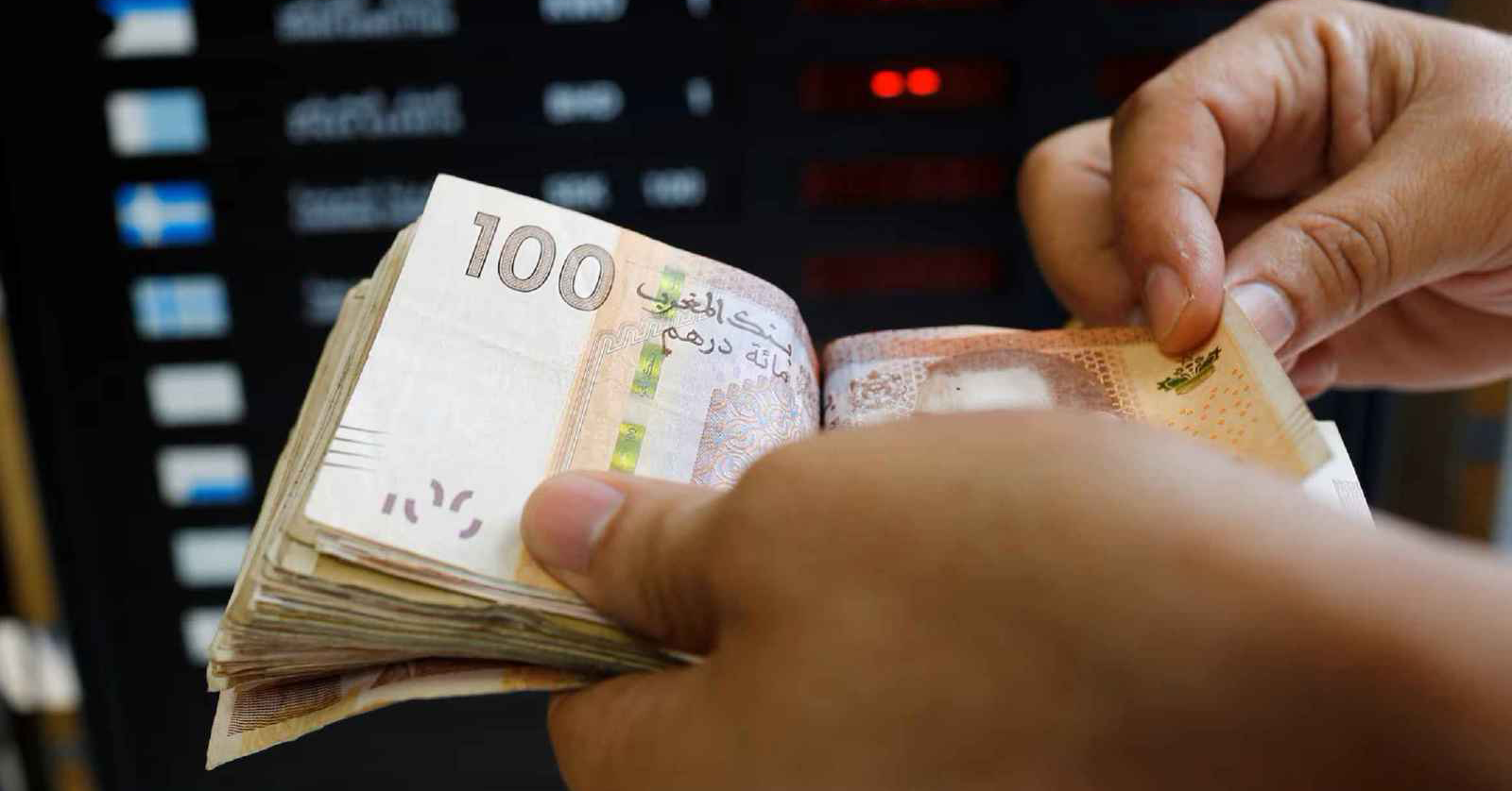 الدولار يرتفع أمام الدرهم وسط تشديد السيولة